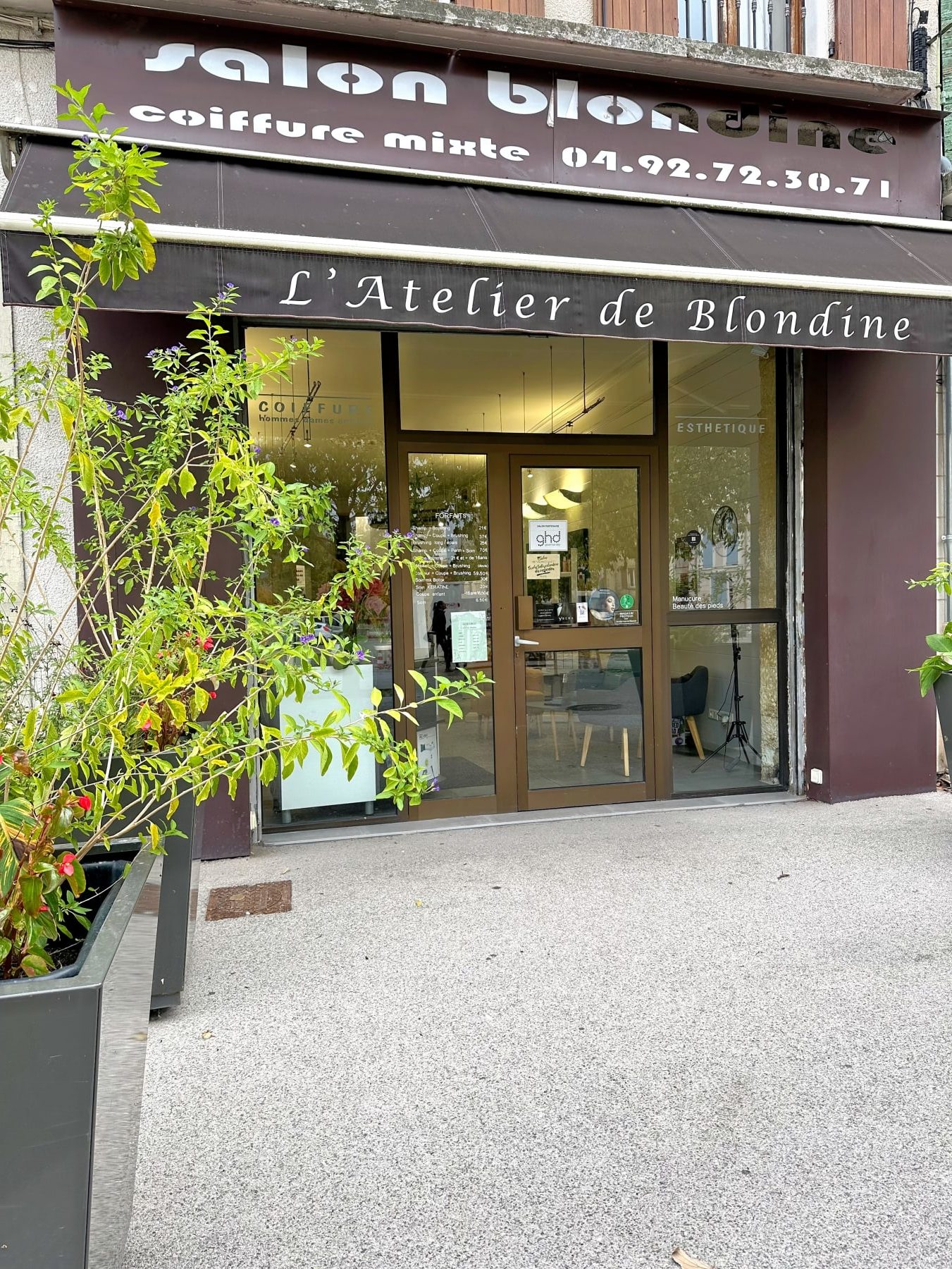 Vitrine du salon L’Atelier de Blondine, place du Terreau à Manosque